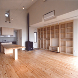 コーポラティブハウスならではの暖炉付きリビング