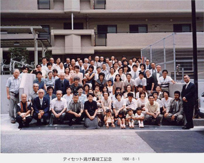 �Č������}���V�����̑O�œ����ґS���ŋL�O�B�e